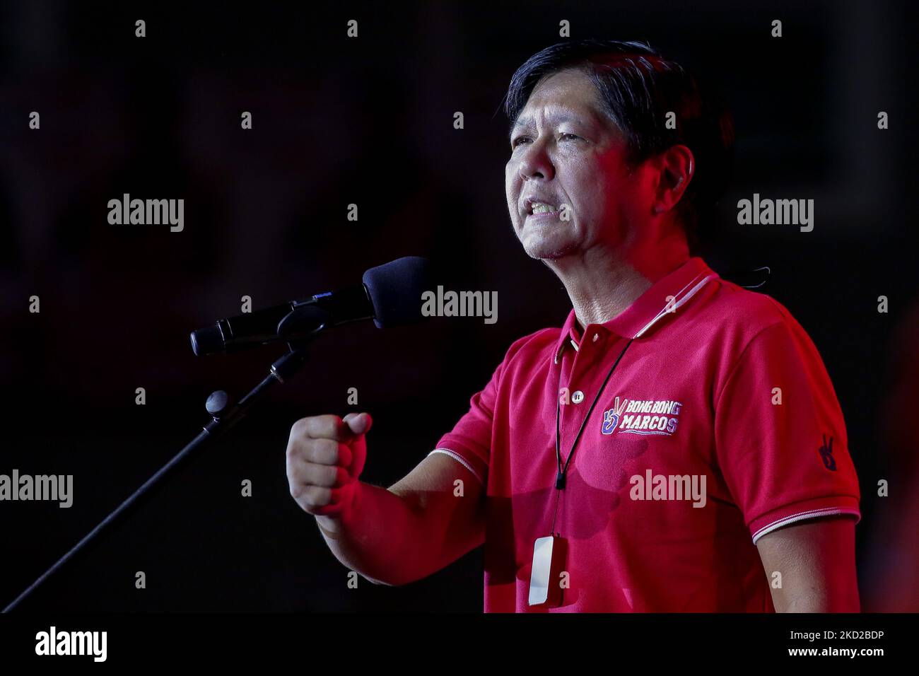 L’ancien sénateur Ferdinand « Bongbong » Marcos Jr. Fait des gestes dans son discours lors d’un rassemblement de campagne pour sa candidature présidentielle dans une arène sportive de la ville de Valenzuela, dans la région métropolitaine de Manille, aux Philippines, à propos de 11 février 2022. Le fils et homonyme du regretté dictateur philippin Ferdinand Marcos, Marcos Jr. Dirige actuellement les enquêtes avec la fille du président Rodrigo Duterte, le maire de la ville de Davao Sara Duterte comme colistière pour le poste de vice-président. (Photo de George Calvelo/NurPhoto) Banque D'Images