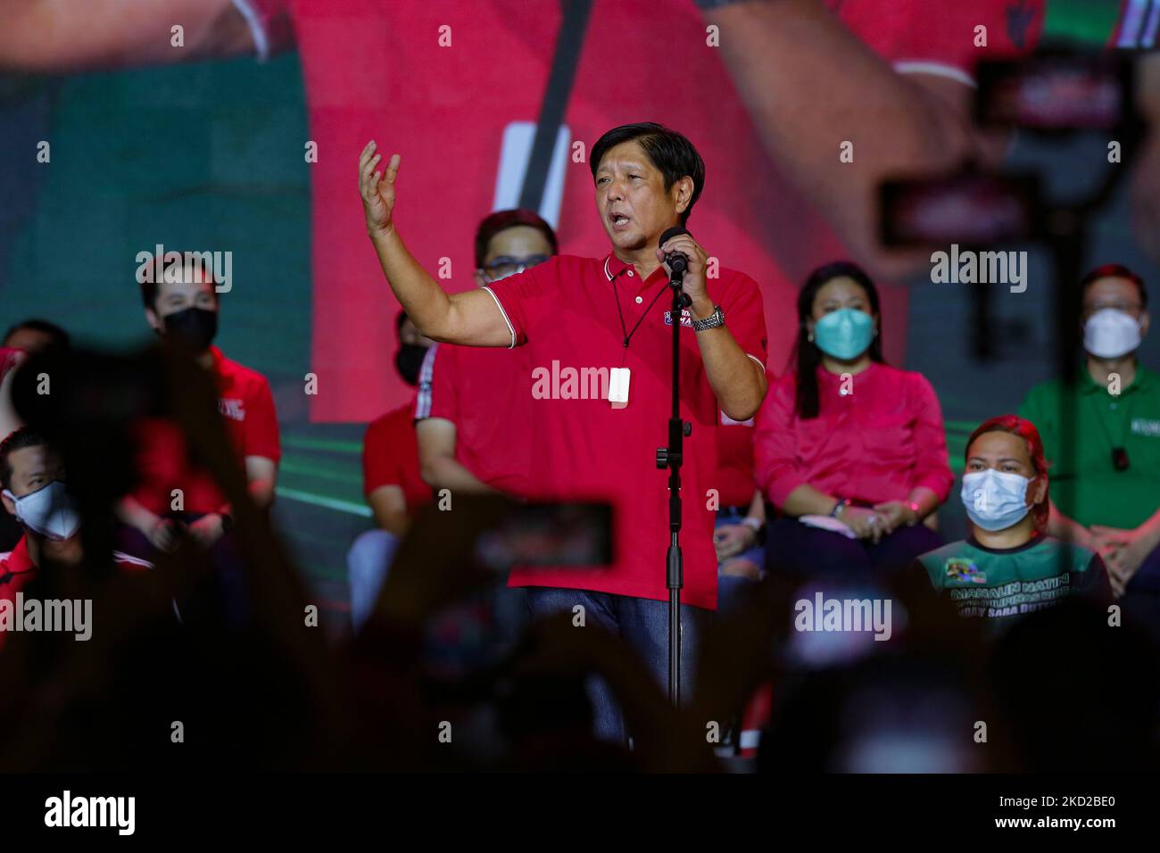 L’ancien sénateur Ferdinand « Bongbong » Marcos Jr. Fait des gestes dans son discours lors d’un rassemblement de campagne pour sa candidature présidentielle dans une arène sportive de la ville de Valenzuela, dans la région métropolitaine de Manille, aux Philippines, à propos de 11 février 2022. Le fils et homonyme du regretté dictateur philippin Ferdinand Marcos, Marcos Jr. Dirige actuellement les enquêtes avec la fille du président Rodrigo Duterte, le maire de la ville de Davao Sara Duterte comme colistière pour le poste de vice-président. (Photo de George Calvelo/NurPhoto) Banque D'Images