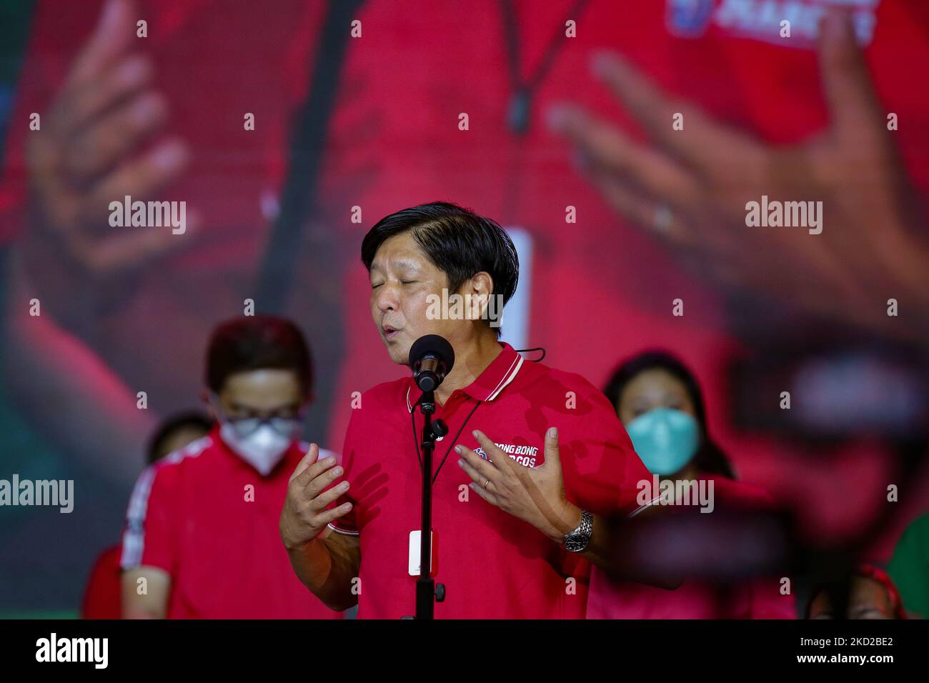 L’ancien sénateur Ferdinand « Bongbong » Marcos Jr. Fait des gestes dans son discours lors d’un rassemblement de campagne pour sa candidature présidentielle dans une arène sportive de la ville de Valenzuela, dans la région métropolitaine de Manille, aux Philippines, à propos de 11 février 2022. Le fils et homonyme du regretté dictateur philippin Ferdinand Marcos, Marcos Jr. Dirige actuellement les enquêtes avec la fille du président Rodrigo Duterte, le maire de la ville de Davao Sara Duterte comme colistière pour le poste de vice-président. (Photo de George Calvelo/NurPhoto) Banque D'Images