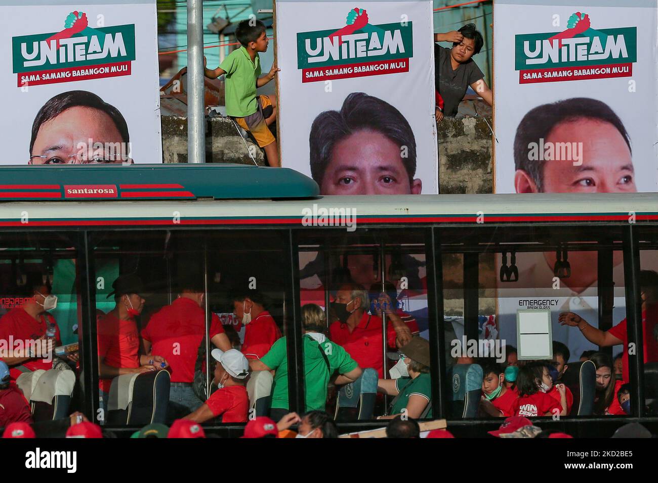 Les enfants regardent les partisans du Ferdinand “Bongbong” Marcos Jr. Et du tandem Sara Duterte descendre un moment de bus avant un rassemblement de campagne à la ville de Valenzuela, dans la région métropolitaine de Manille, aux Philippines, sur 10 février 2022. Le billet Marcos-Duterte reste le choix populaire pour de nombreux Philippins pour les prochaines élections nationales, 36 ans après la révolution de 1986 qui a renversé la dictature de Ferdinand Marcos. (Photo de George Calvelo/NurPhoto) Banque D'Images