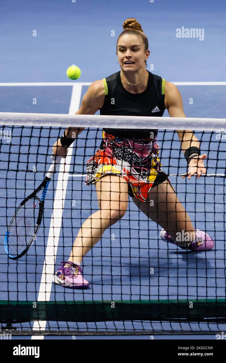 Maria Sakkari de Grèce retourne le ballon à Elise Mertens de Belgique pendant le quart-finale féminin du WTA 500 Trophée des dames de Saint-Pétersbourg 2022 Tournoi international de tennis sur 11 février 2022 à l'arène de Sibur à Saint-Pétersbourg, Russie. (Photo de Mike Kireev/NurPhoto) Banque D'Images