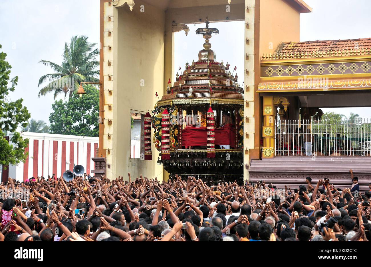 Les dévotés hindous tamouls prient alors que l'idole de Lord Murugan est révélée dans le char lors du Festival du Chariot au Kovil de Nallur Kandaswamy (Temple de Nallur) à Jaffna, au Sri Lanka, sur 21 août 2017. Des centaines de milliers de fidèles hindous tamouls du monde entier ont assisté à ce festival. (Photo de Creative Touch Imaging Ltd./NurPhoto) Banque D'Images