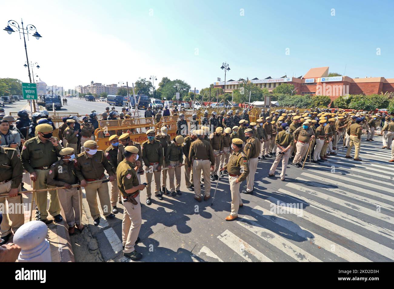 Le personnel de police se tient près de l'Assemblée du Rajasthan lors d'une protestation des défenseurs de l'application de la loi Advocates protection, à Jaipur, Rajasthan, Inde, vendredi, 11 février 2022. (Photo de Vishal Bhatnagar/NurPhoto) Banque D'Images