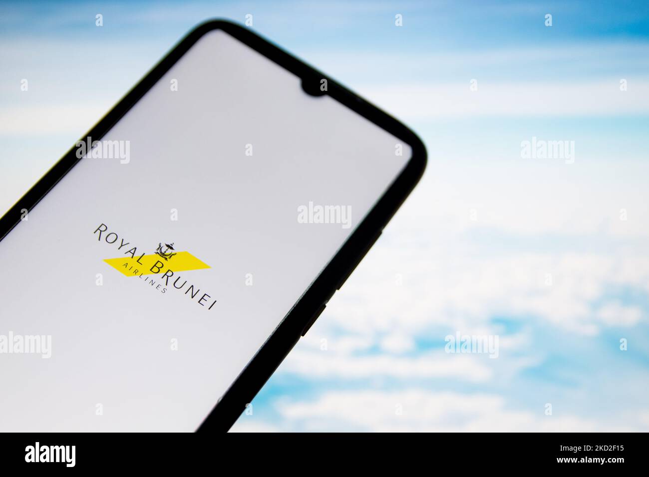 Sur cette photo, un logo de la Royal Brunei Airlines apparaît sur l'écran d'un smartphone avec un fond d'écran d'ordinateur en arrière-plan à Athènes, Grèce sur 12 février 2022. (Photo d'illustration par Nikolas Kokovlis/NurPhoto) Banque D'Images