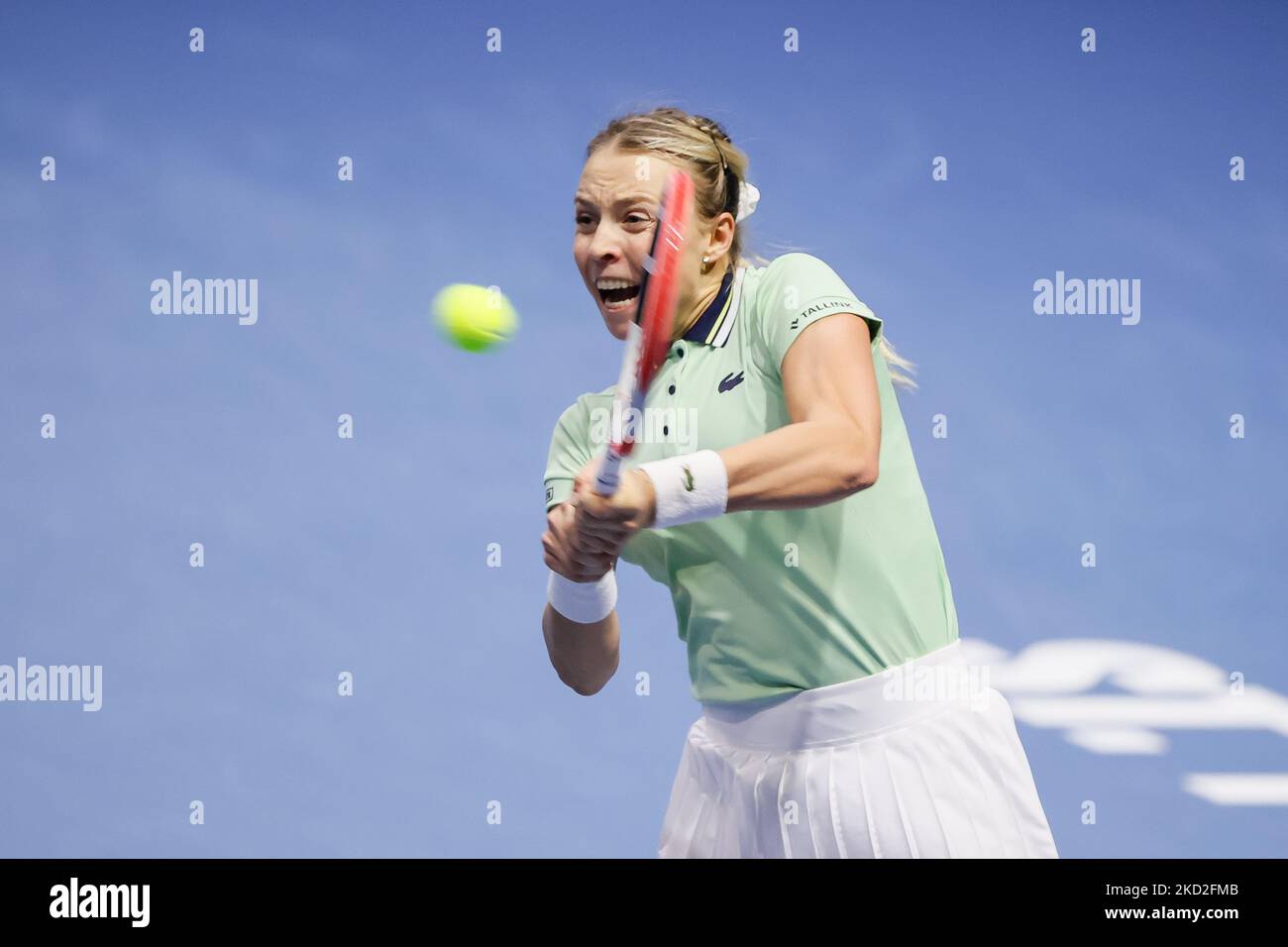 Anet Kontaveit d'Estonie retourne le ballon à Jelena Ostapenko de Lettonie pendant le match sémifinal féminin du WTA 500 Trophée des dames de Saint-Pétersbourg 2022 Tournoi international de tennis sur 12 février 2022 à l'arène de Sibur à Saint-Pétersbourg, en Russie. (Photo de Mike Kireev/NurPhoto) Banque D'Images