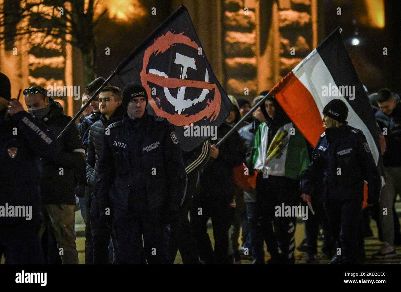 Des groupes et des nationalistes d'extrême droite ont des torches et des marches pour commémorer le général bulgare de l'ère nazie, Hristo Lukov, à Sofia, en Bulgarie, sur 12 février 2022. Hristo Lukov a dirigé l'Union des légions nationales bulgares et a été assassiné sur 13 février 1943 par des partisans communistes. (Photo de Georgi Paleykov/NurPhoto) Banque D'Images