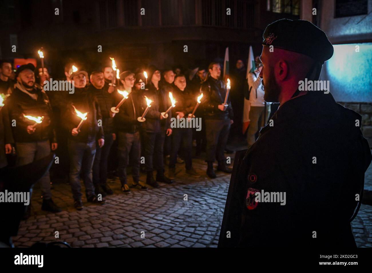 Des groupes et des nationalistes d'extrême droite ont des torches et des marches pour commémorer le général bulgare de l'ère nazie, Hristo Lukov, à Sofia, en Bulgarie, sur 12 février 2022. Hristo Lukov a dirigé l'Union des légions nationales bulgares et a été assassiné sur 13 février 1943 par des partisans communistes. (Photo de Georgi Paleykov/NurPhoto) Banque D'Images