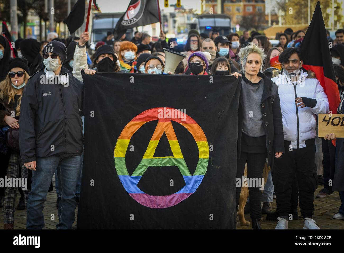 Manifestation d'organisations antifascistes et antiracistes avant le début du défilé annuel des flambeaux en l'honneur du général pro-nazi Hristo Lukov à Sofia, Bulgarie, le 12 février 2022 (photo de Georgi Paleykov/NurPhoto) Banque D'Images