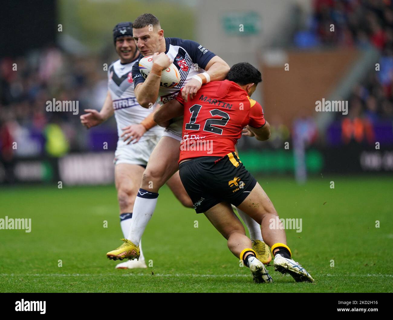 George Williams en Angleterre (à gauche) et Rhyse Martin en Papouasie-Nouvelle-Guinée lors du quart de finale de la coupe du monde de rugby à XIII au DW Stadium, Wigan. Date de la photo: Samedi 5 novembre 2022. Banque D'Images