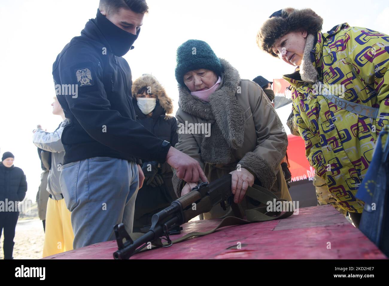 Les citoyens de Kiev participent à une formation militaire ouverte à l'intention des civils, menée par des militants du mouvement paramilitaire du secteur droit, dans le contexte de la menace d'invasion russe en Ukraine. Kiev, Ukraine 13 février 2022 (photo de Maxym Marusenko/NurPhoto) Banque D'Images