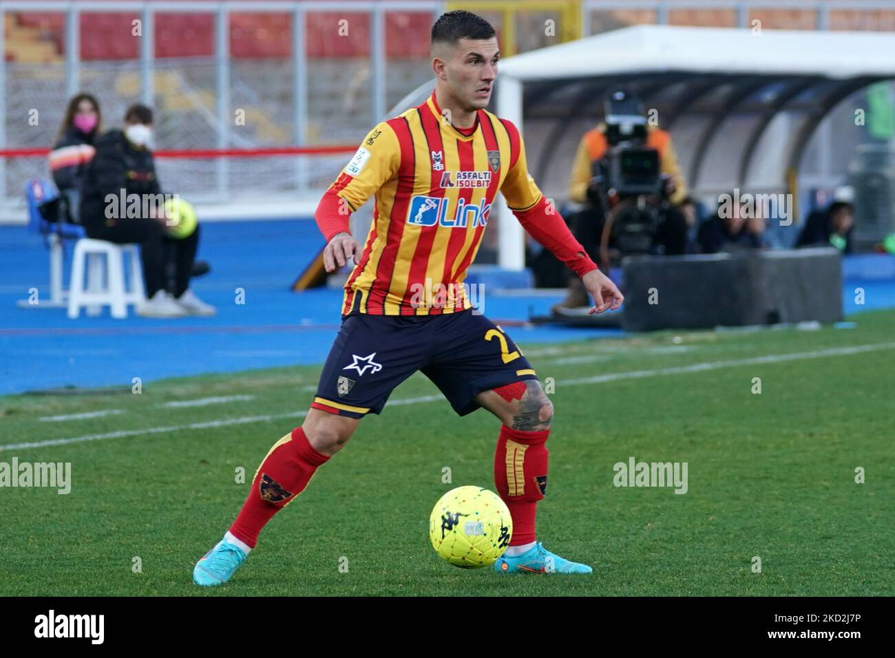 Gabriel Strefezza (US Lecce) pendant le match de football italien série B US Lecce vs Benevento Calcio sur 13 février 2022 au Stadio via del Mare à Lecce, Italie (photo de Emmanuele Mastrasdonato/LiveMedia/NurPhoto) Banque D'Images