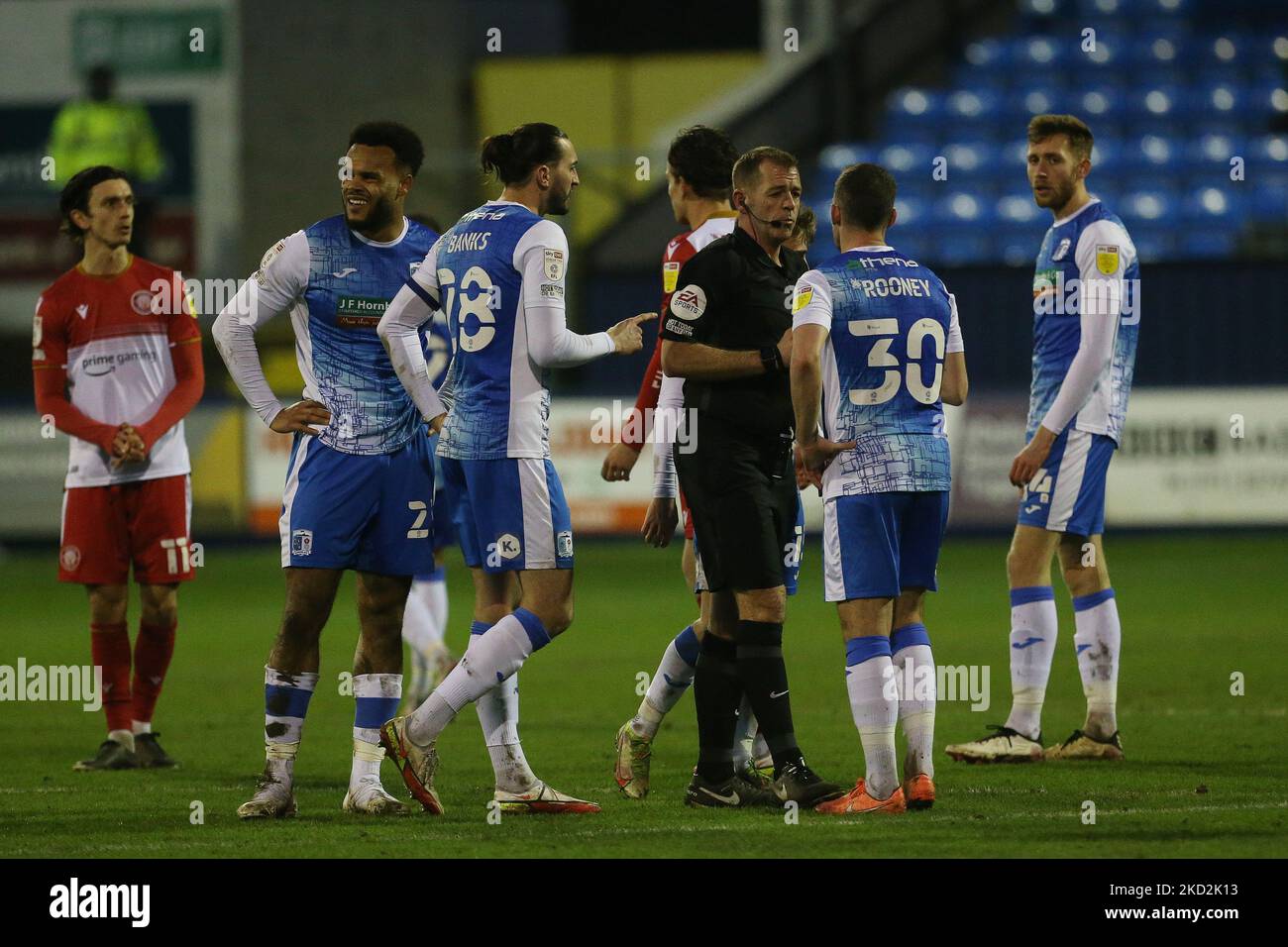 L'arbitre Darren Handley en discuion avec Connor Brown de Barrow après avoir envoyé Aaron Amadi-Holloway pendant le match Sky Bet League 2 entre Barrow et Stevenage à la rue Holker, Barrow-in-Furness, le samedi 12th février 2022. (Photo de Mark Fletcher/MI News/NurPhoto) Banque D'Images