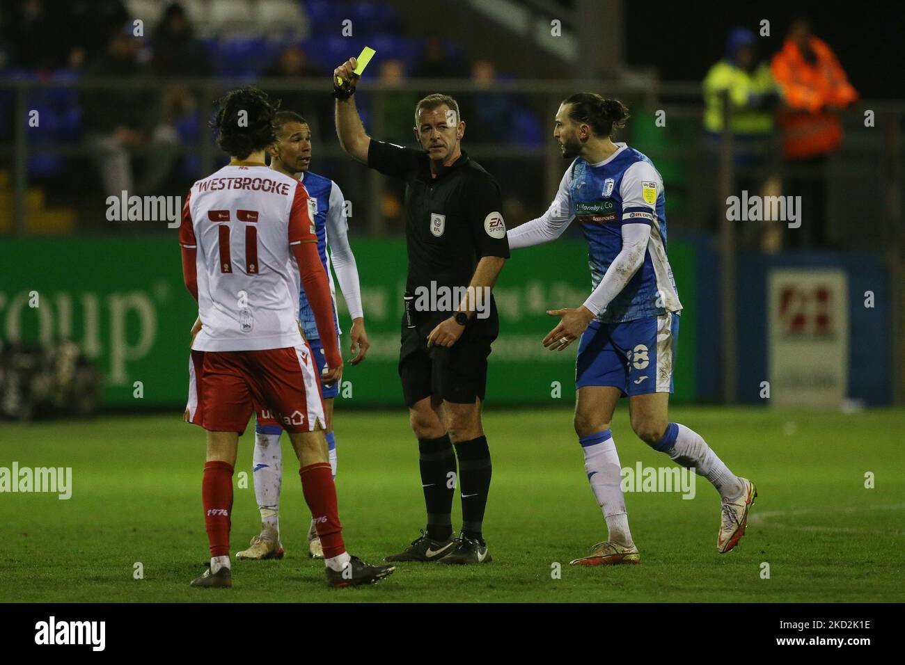 L'arbitre Darren Handley présente une carte jaune à Zain Westbrooke de Stevenage lors du match de la Sky Bet League 2 entre Barrow et Stevenage à la rue Holker, Barrow-in-Furness, le samedi 12th février 2022. (Photo de Mark Fletcher/MI News/NurPhoto) Banque D'Images