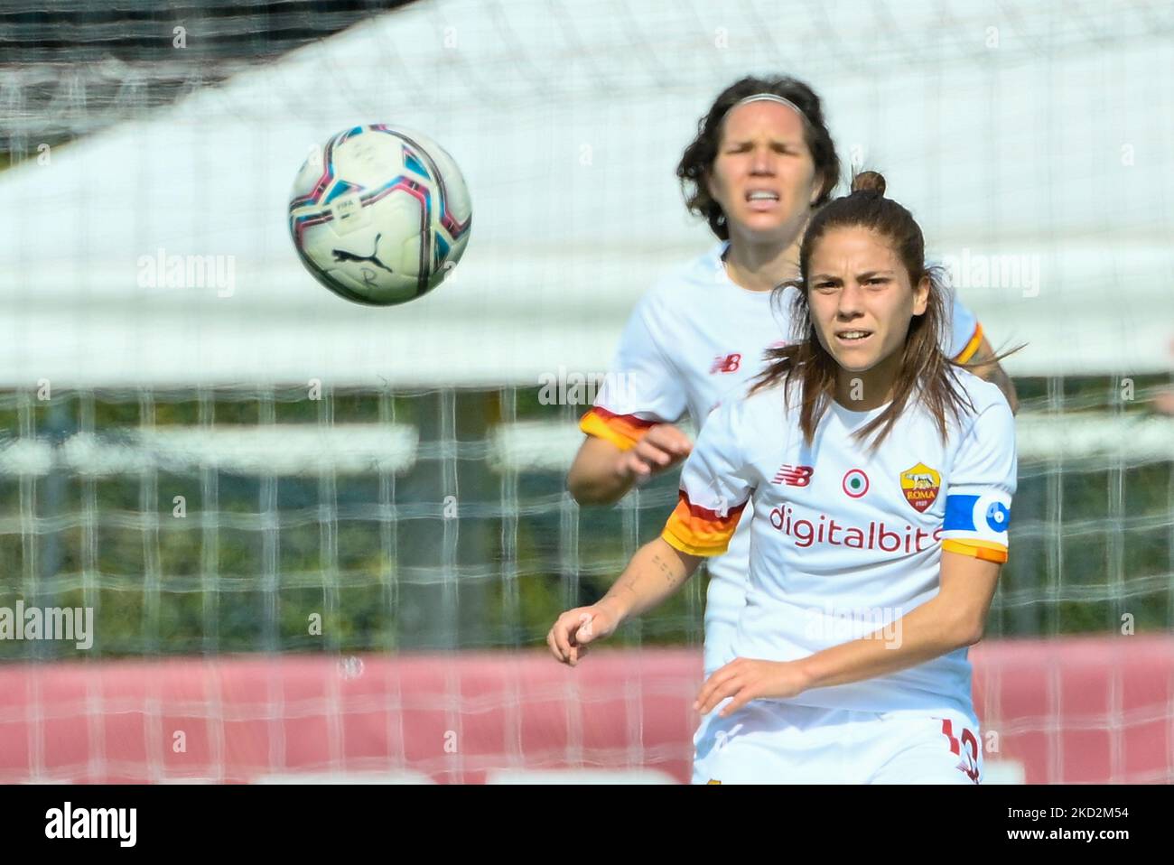 Manuela Giugliano (EN TANT que Roma Women) lors de la finale du quart de football italien - coupe italienne femmes 2021/2022 match entre AS Roma Women contre FC Como Women au stade Tre Fontane le 13 février 2022. (Photo de Fabrizio Corradetti/LiveMedia/NurPhoto) Banque D'Images