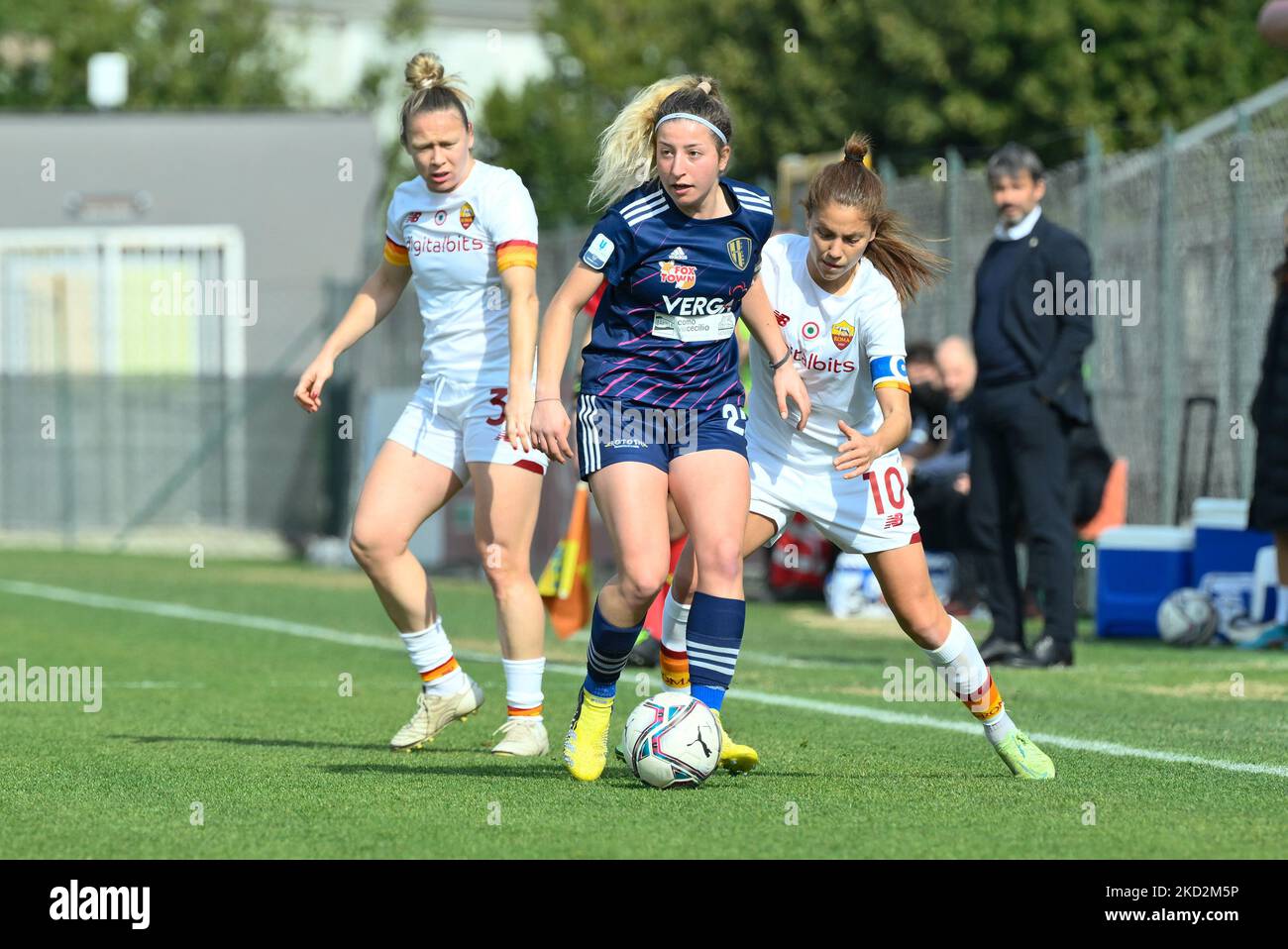 ELISA Carravetta (Como Women) lors de la finale du quart de football italien - coupe italienne des femmes 2021/2022 match entre AS Roma Women contre FC Como Women au stade Tre Fontane le 13 février 2022. (Photo de Fabrizio Corradetti/LiveMedia/NurPhoto) Banque D'Images