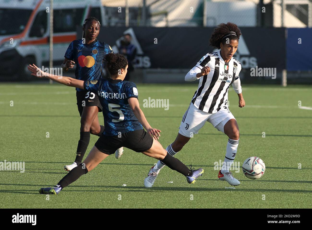 Ghoutia Karcouni (Inter) vs Sara Gama (Juventus Women) pendant le match de football italien Coppa Italia Women FC Juventus vs Inter - FC Internazionale sur 13 février 2022 au Centre de formation Juventus de Turin, Italie (photo par Claudio Benedetto/LiveMedia/NurPhoto) Banque D'Images