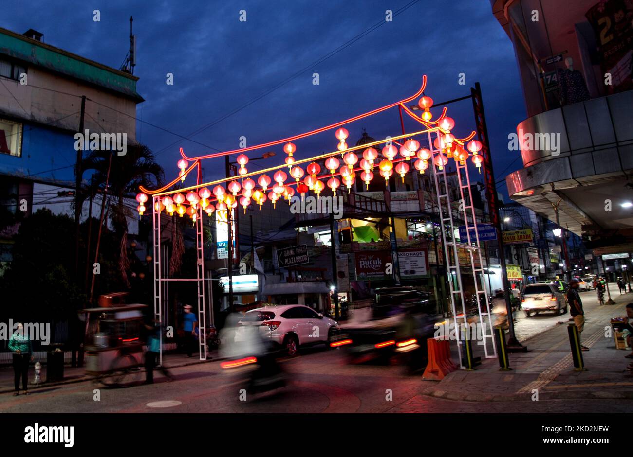 Les automobilistes s'approchent des décors de lanternes rouges en prévision du festival des lanternes dans le quartier chinois de Bogor, à Java Ouest, en Indonésie sur 14 février 2022, le festival des lanternes, qui tombe sur 15 février cette année, le 15th jour du nouvel an lunaire. (Photo par Adriana Adie/NurPhoto) Banque D'Images