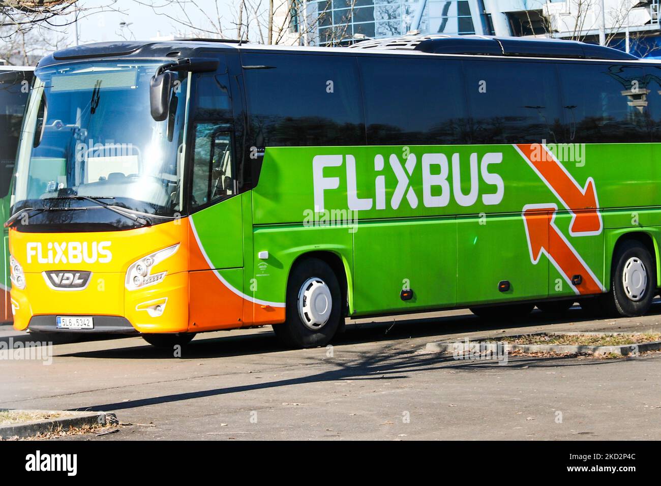 Le logo de Flixbus est visible sur un bus stationné à Cracovie, en Pologne, sur 14 février 2022. (Photo de Jakub Porzycki/NurPhoto) Banque D'Images