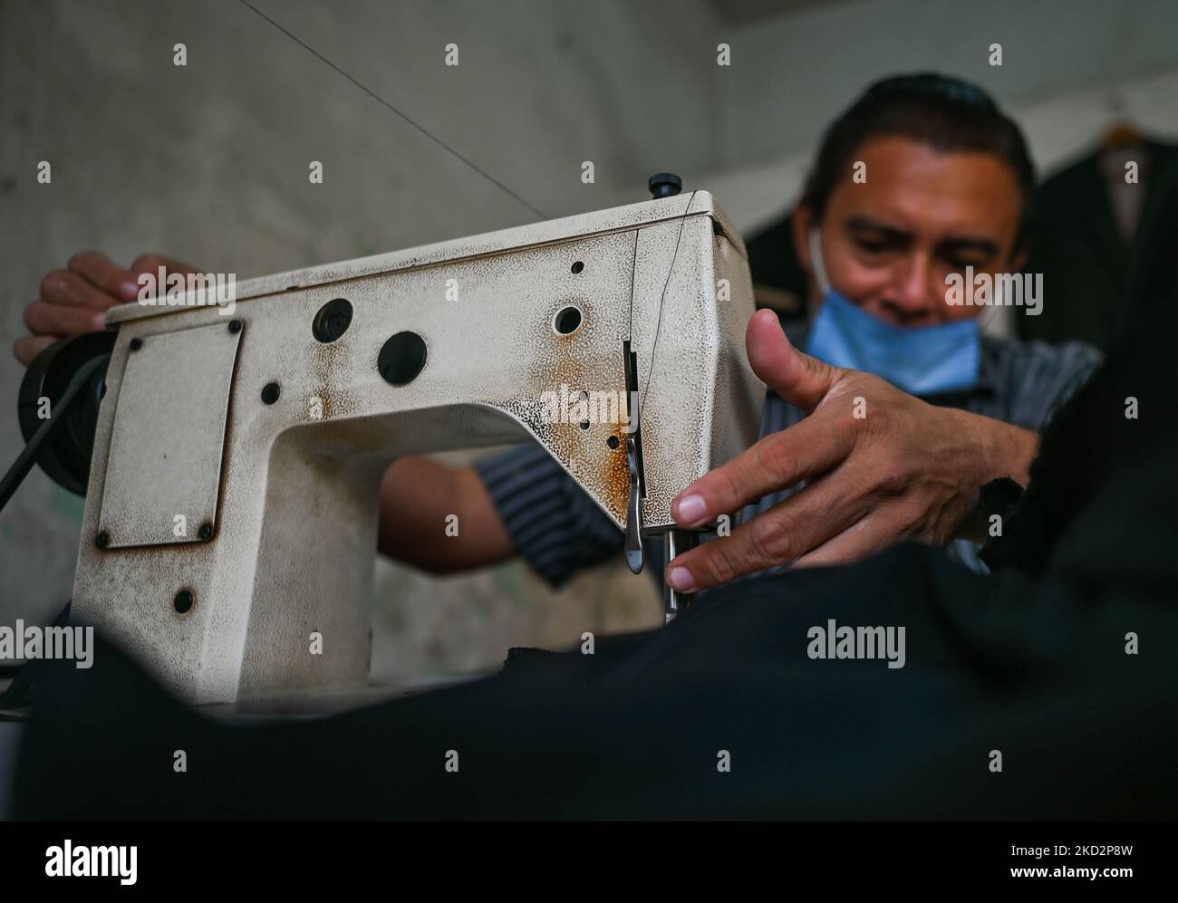 Ramon, un tailleur local travaillant dans son atelier dans le centre-ville de Merida. Samedi, 12 février 2022, à Mérida, Yucatan, Mexique. (Photo par Artur Widak/NurPhoto) Banque D'Images