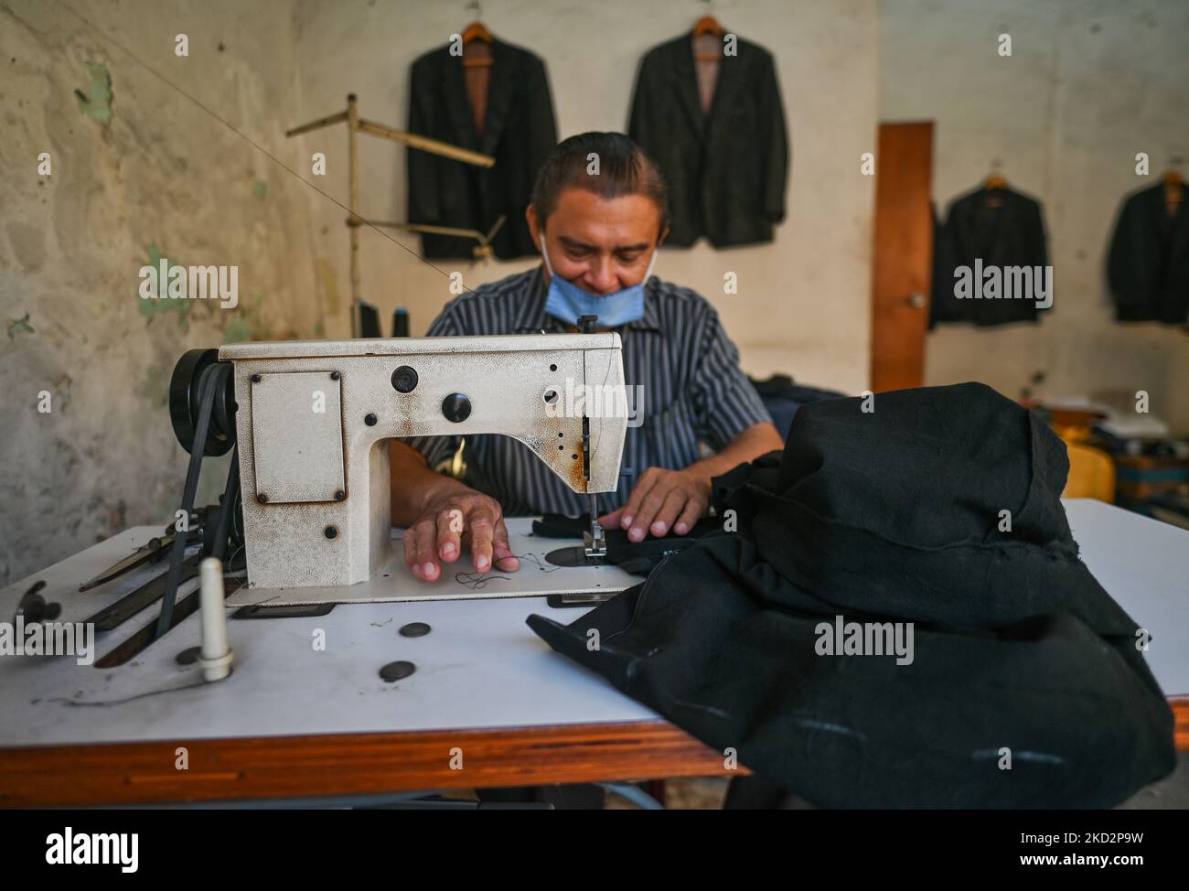 Ramon, un tailleur local travaillant dans son atelier dans le centre-ville de Merida. Samedi, 12 février 2022, à Mérida, Yucatan, Mexique. (Photo par Artur Widak/NurPhoto) Banque D'Images