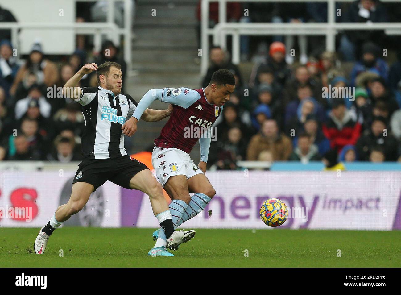 Ryan Fraser, de Newcastle, s'est Uni en action avec Jacob Ramsey, de la Villa Aston, lors du match de la Premier League entre Newcastle United et Aston Villa, à St. James's Park, à Newcastle, le dimanche 13th février 2022. (Photo de Mark Fletcher/MI News/NurPhoto) Banque D'Images