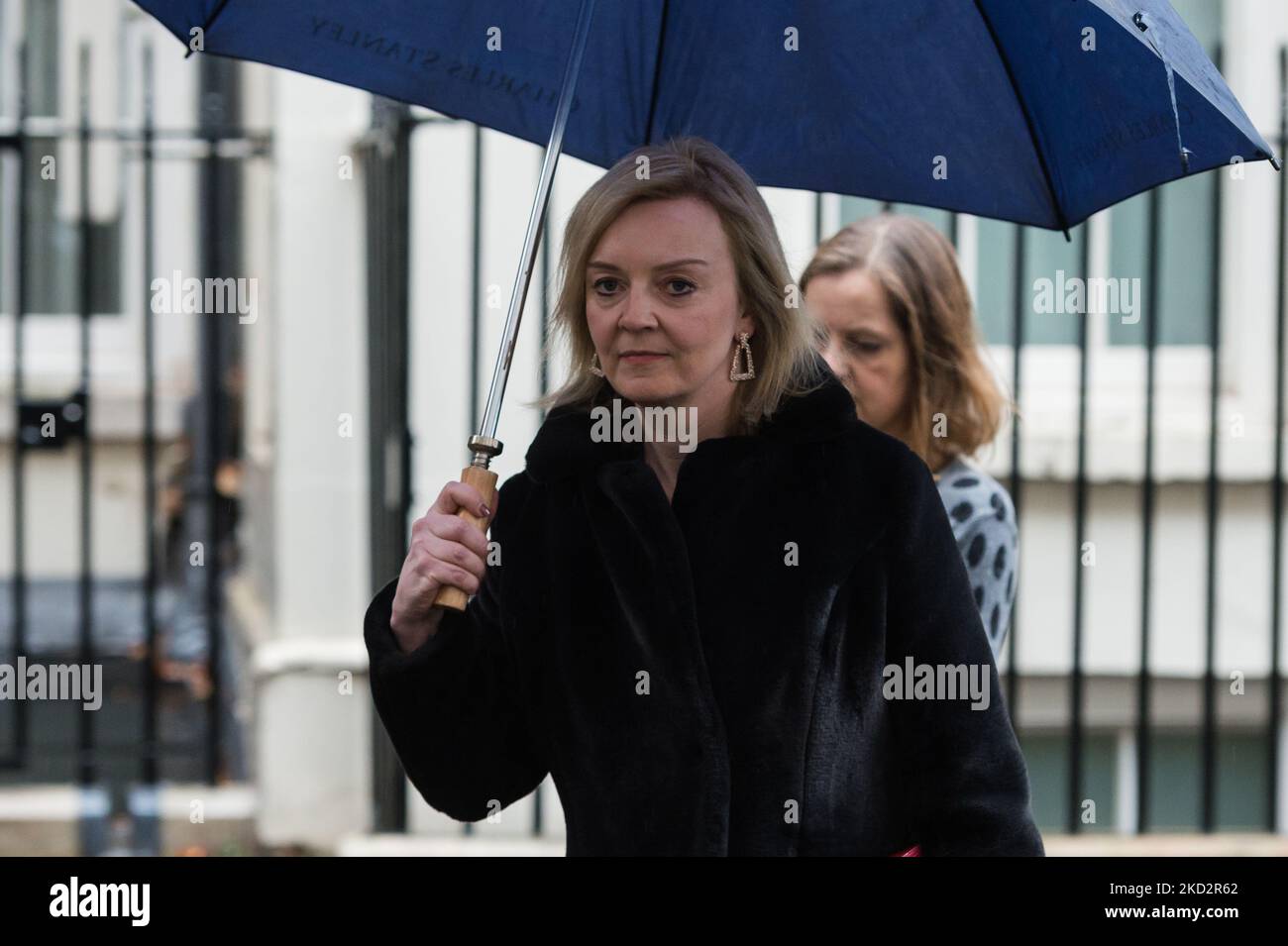 LONDRES, ROYAUME-UNI - 15 FÉVRIER 2022 : Secrétaire d'État aux affaires étrangères, Affaires du Commonwealth et du développement Liz Truss quitte Downing Street après avoir assisté à une réunion d'urgence de Cobra présidée par le Premier ministre britannique Boris Johnson pour discuter de la réponse du Royaume-Uni à la situation en Ukraine dans un contexte de menace continue d'invasion russe sur 15 février 2022 à Londres, en Angleterre. (Photo de Wiktor Szymanowicz/NurPhoto) Banque D'Images