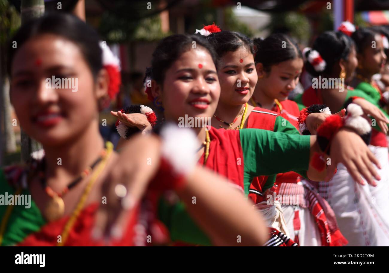 Le 16 février 2022, les femmes tribales dansent en misant alors qu'elles célèbrent le festival Ali-Aye-Ligang à Guwahati, Assam, Inde. Ali-Aye-Ligang, le principal festival de récolte de la communauté ethnique malin, ce festival de printemps associé à l'agriculture, en particulier avec le début de la culture de paddy de l'AHU. (Photo de David Talukdar/NurPhoto) Banque D'Images