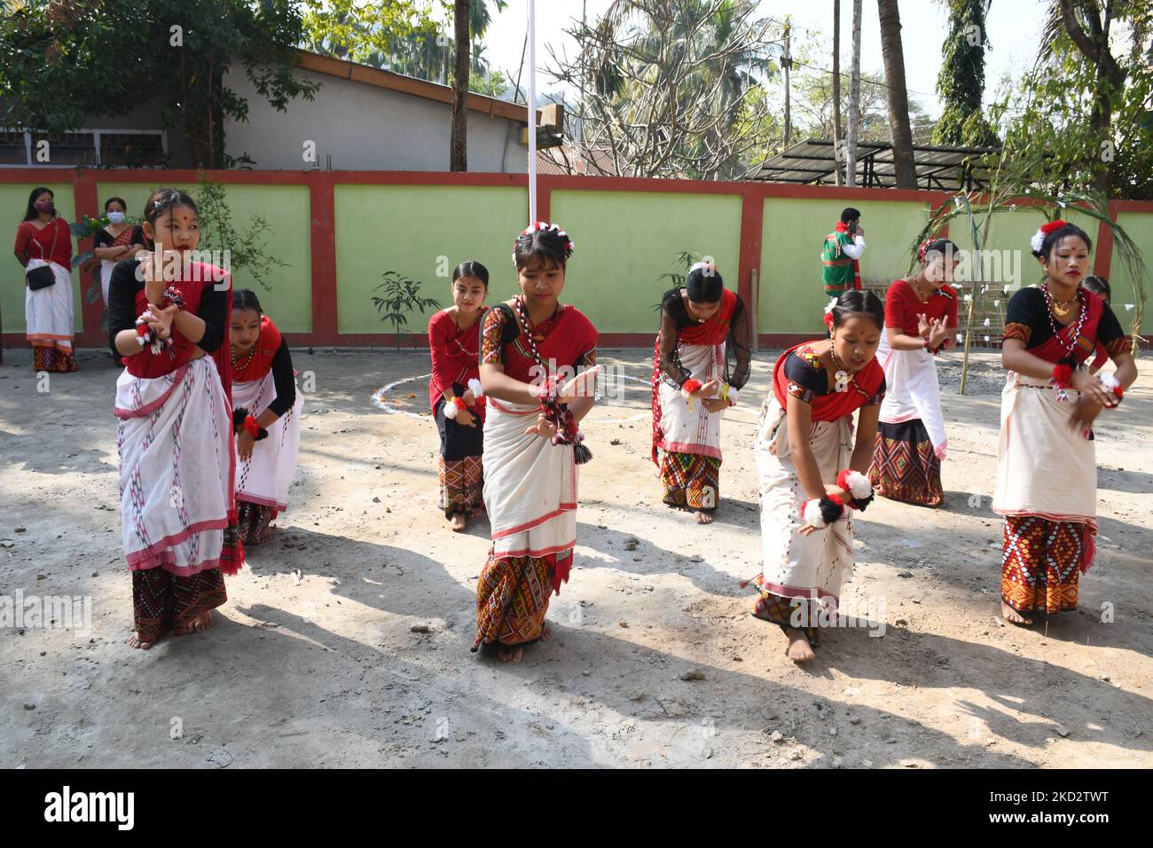 Le 16 février 2022, des tribus qui se trompent en dansant traditionnelle lors du festival Ali-Aye-Ligang à Guwahati, en Inde. (Photo par Anuwar Hazarika/NurPhoto) Banque D'Images