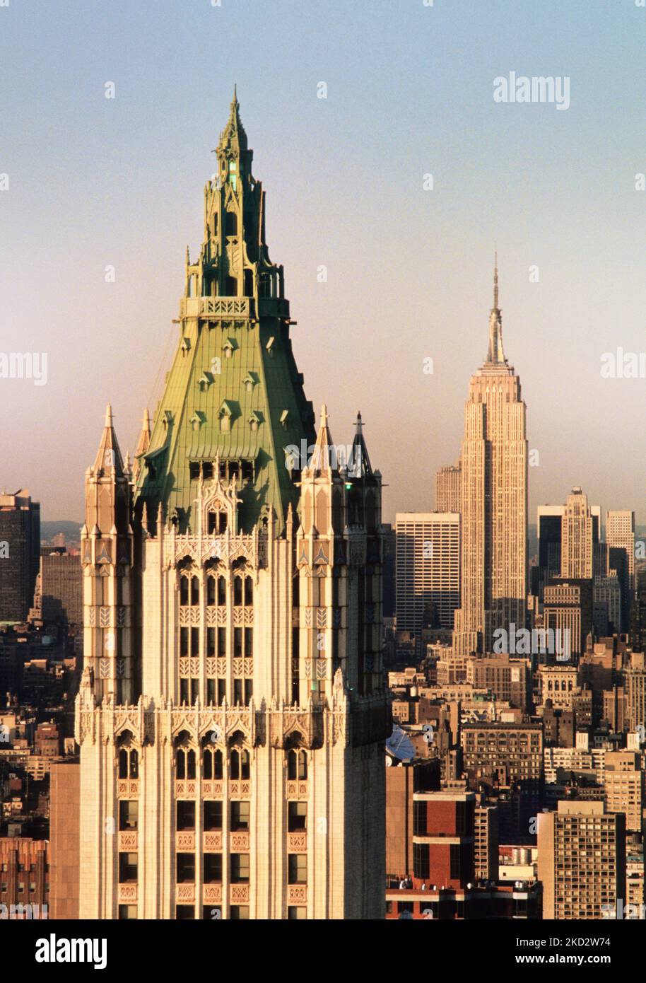 Woolworth Building et Empire State Building à Tribeca New York. Tour de gratte-ciel résidentiel Midtown et Lower Manhattan New York City USA Banque D'Images