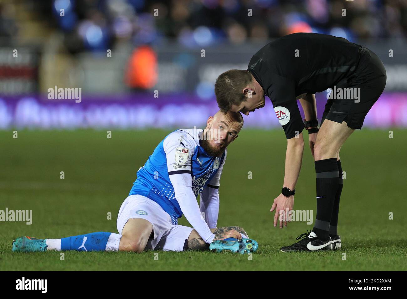 L'arbitre du match, Matthew Donohue, parle à Joe Ward de Peterborough United lors du match du championnat Sky Bet entre Peterborough United et Reading au Weston Homes Stadium, Peterborough, le mercredi 16th février 2022. (Photo de James HolyOak/MI News/NurPhoto) Banque D'Images