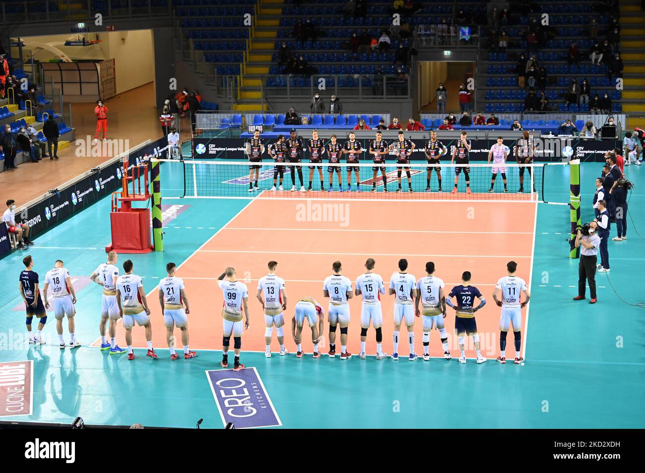 CUCINE Lube Civitanova et Grupa Azoty Kedzierzyn-Kozle les joueurs sont sur le terrain de volley-ball pendant le match de volley de la Ligue des champions du CEV Cucine Lube Civitanova vs ZAKSA Kedzierzyn Kozle sur 16 février 2022 au Forum Eurosuole de Civitanova Marche, Italie (photo de Roberto Bartomeoli/LiveMedia/NurneMedia) Banque D'Images