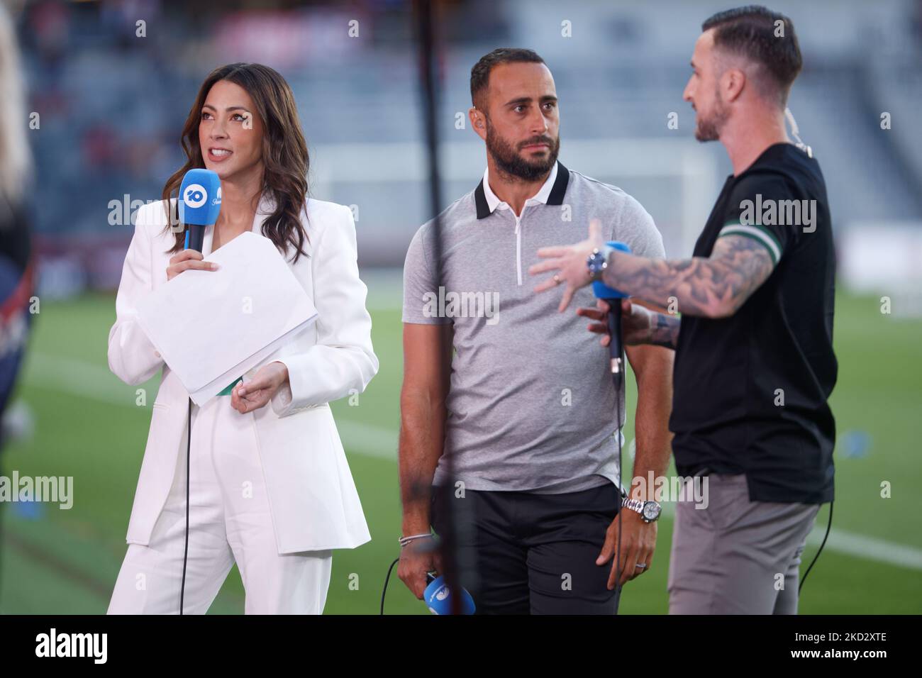 SYDNEY, AUSTRALIE - NOVEMBRE 5: Tara Rushton du Studio 10 vu avec le cohôte Tarek Elrich et Roy O'Donovan avant le match entre les Wanderers et les Mariners au stade CommBank sur 5 novembre 2022 à Sydney, Australie crédit: IOIO IMAGES/Alay Live News Banque D'Images