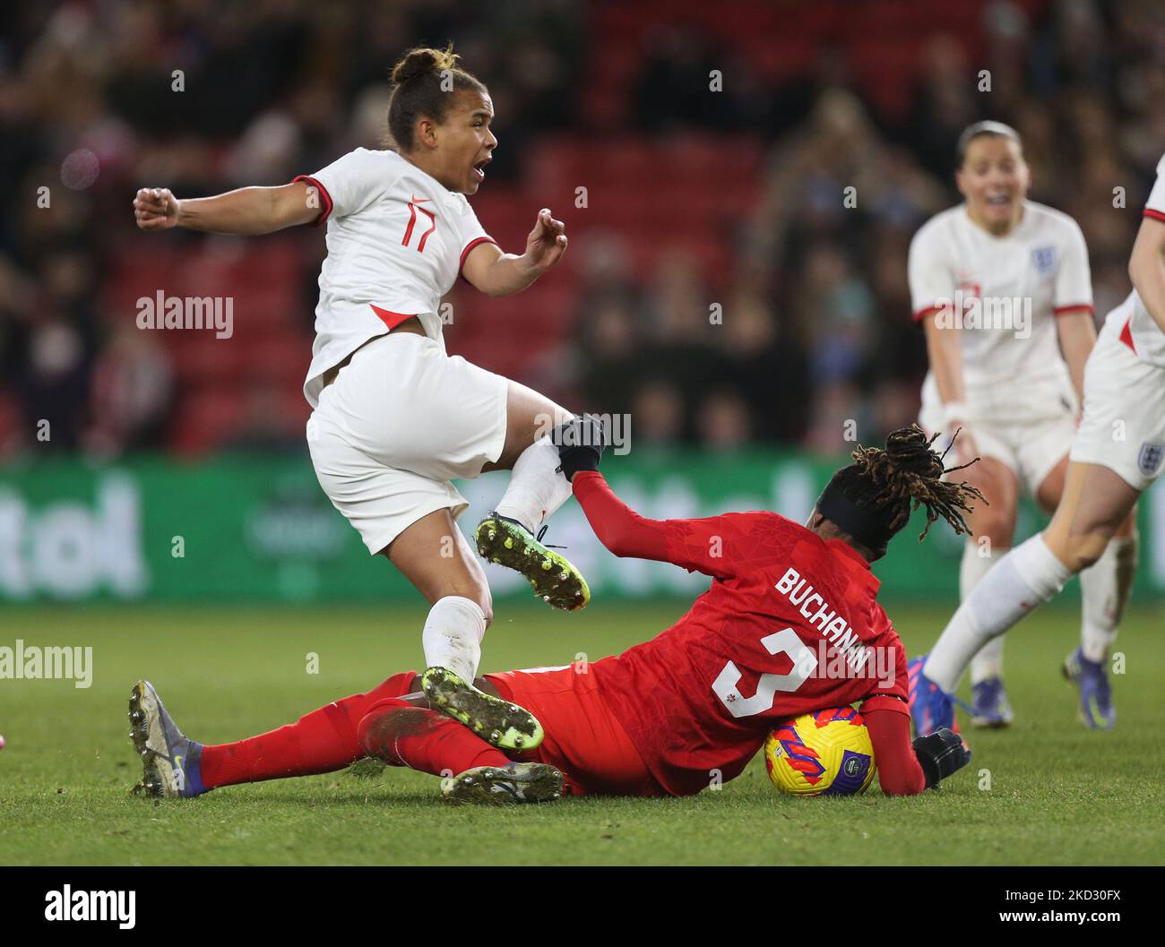 Le canadien Kadeisha Buchanan bloque une photo du Nikita Parris d'Angleterre lors du match de la coupe Arnold Clark entre les femmes d'Angleterre et le Canada au stade Riverside, à Middlesbrough, le jeudi 17th février 2022.(photo de Mark Fletcher/MI News/NurPhoto) Banque D'Images