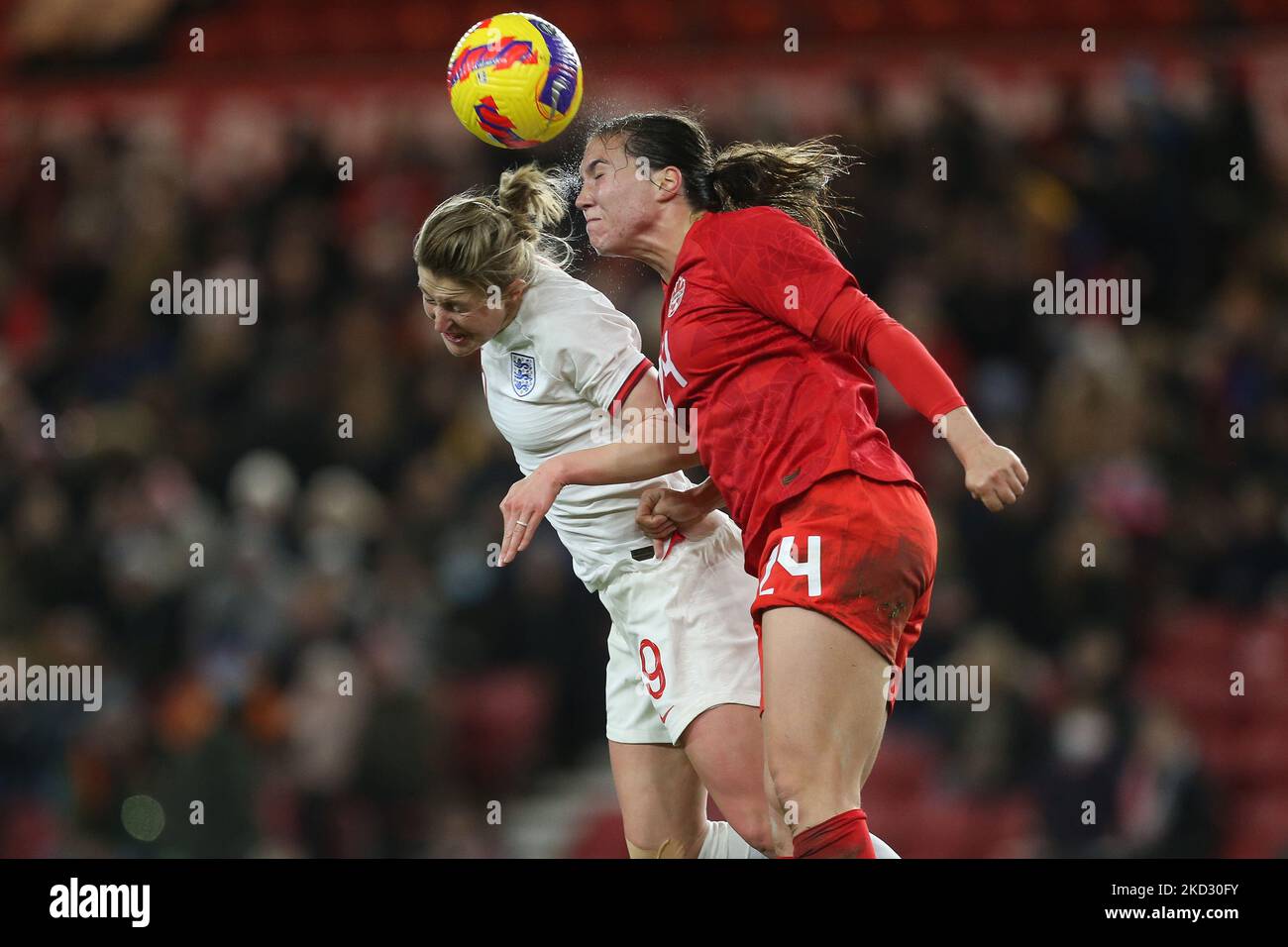 Ellen White, de l'Angleterre, conteste une affiche supérieure avec Vanessa Gilles, du Canada, lors du match de la coupe Arnold Clark entre les femmes d'Angleterre et le Canada au stade Riverside, à Middlesbrough, le jeudi 17th février 2022.(photo de Mark Fletcher/MI News/NurPhoto) Banque D'Images