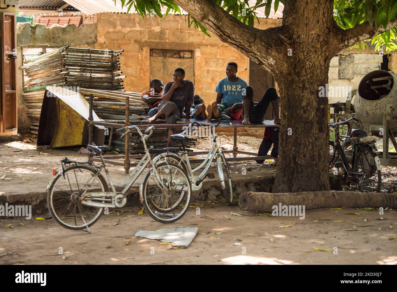 Zanzibar, Tanzanie - 01 mai,2022: Vue sur la rue de la vie quotidienne habituelle des gens de tous les âges se tenant le long de la route sur l'île de Zanzibar. Banque D'Images Zanzibar, Tanzanie - 01 mai,2022: Vue sur la rue de la vie quotidienne habituelle des gens de tous les âges se tenant le long de la route sur l'île de Zanzibar. Banque D'Images