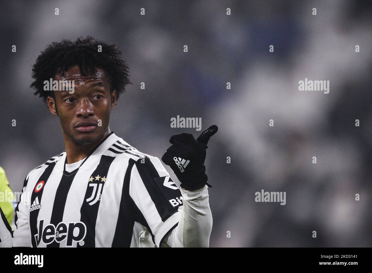 Le défenseur de Juventus Juan Cuadrado (11) regarde pendant le match de football Serie A, Juventus v Torino FC - Serie A, sur 18 février 2022 au stade Allianz de Turin, Italie. (Photo de Matteo Bottanelli/NurPhoto) Banque D'Images