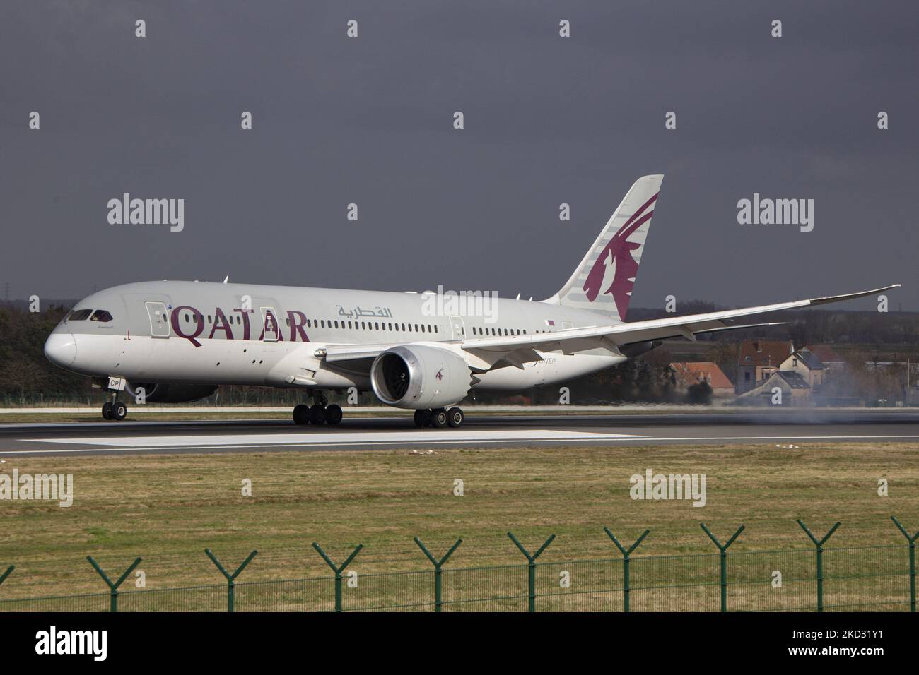 Boeing 787-8 Dreamliner de Qatar Airways tel qu'observé lors de l'approche finale de vol, d'atterrissage et de passage en taxi à la capitale belge, l'aéroport de Bruxelles Zaventem BRU devant la tour de contrôle et le terminal. Le Boeing B787 est un avion de transport de passagers à large corps moderne et avancé et économe en carburant. Il est immatriculé A7-BCP et est équipé de 2x moteurs à réaction GE. L'avion arrive à la ville européenne depuis Doha. QR est un transporteur du golfe qui effectue des vols commerciaux de passagers et de fret, le transporteur public du Qatar, membre du groupe de compagnies aériennes oneworld. L'industrie de l'aviation et passe Banque D'Images