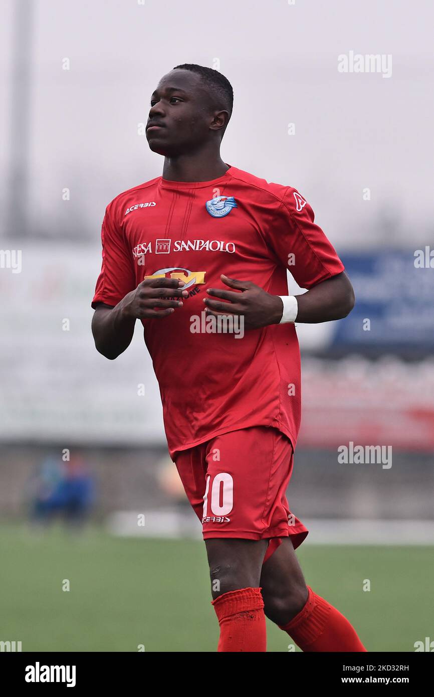 Mohamed Ali Zoma d'AlbinoLeffe U19 célèbre après avoir marquant le troisième but de son équipe lors du match de football italien Primavera 3 entre UC AlbinoLeffe U19 et Feralpisalo’ U19 au stade Giacinto Facchetti à Cologno al Serio (BG), en Italie, le 19 février 2022. (Photo de Michele Maraviglia/NurPhoto) Banque D'Images