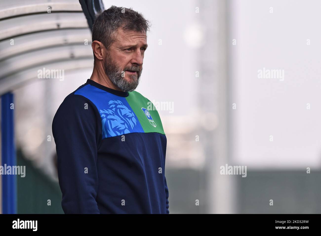 Entraîneur Mauro Bertoni de Feralpisalo’ U19 lors du match de football italien Primavera 3 entre UC AlbinoLeffe U19 et Feralpisalo’ U19 au stade Giacinto Facchetti à Cologno al Serio (BG), en Italie, le 19 février 2022. (Photo de Michele Maraviglia/NurPhoto) Banque D'Images