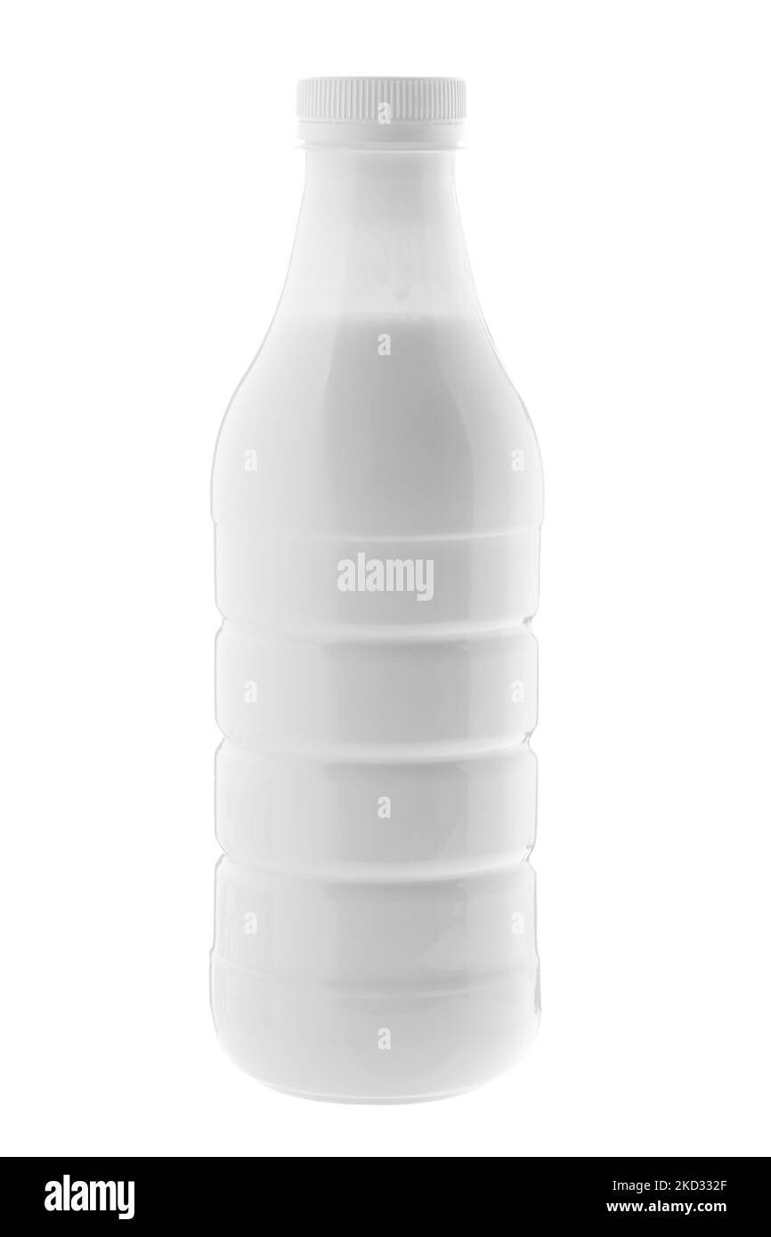 Bouteille de lait frais. Bouteille en plastique de produit laitier isolée sur fond blanc. Le fichier contient un chemin d'écrêtage. Banque D'Images