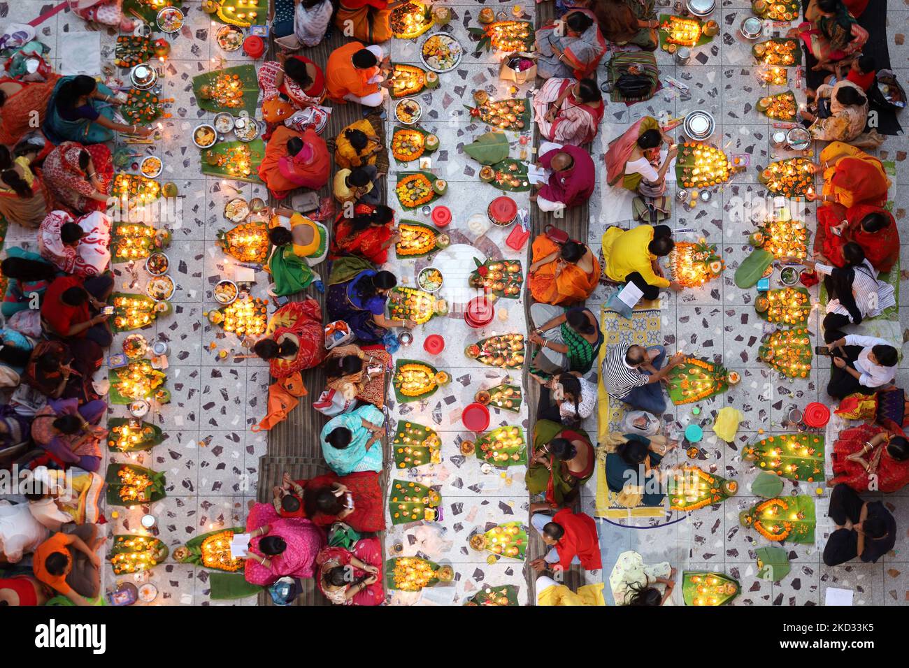 Dhaka, Dhaka, Bangladesh. 5th novembre 2022. Les dévotés s'assoient avec des lampes à la nourriture, à l'encens et à l'huile pendant la prière de Rakher Upobash au temple de Baba Lokonath de Swamibag, à Dhaka. Rakher Upobash est un festival de jeûne de religion hindoue et avant de rompre le jeûne qu'ils prient à dieu pour le bien-être de la famille. Baba Lokenath Brahmachar était un saint hindou du 18th siècle et philosophe au Bengale. (Credit image: © Syed Mahabubul Kader/ZUMA Press Wire) Banque D'Images