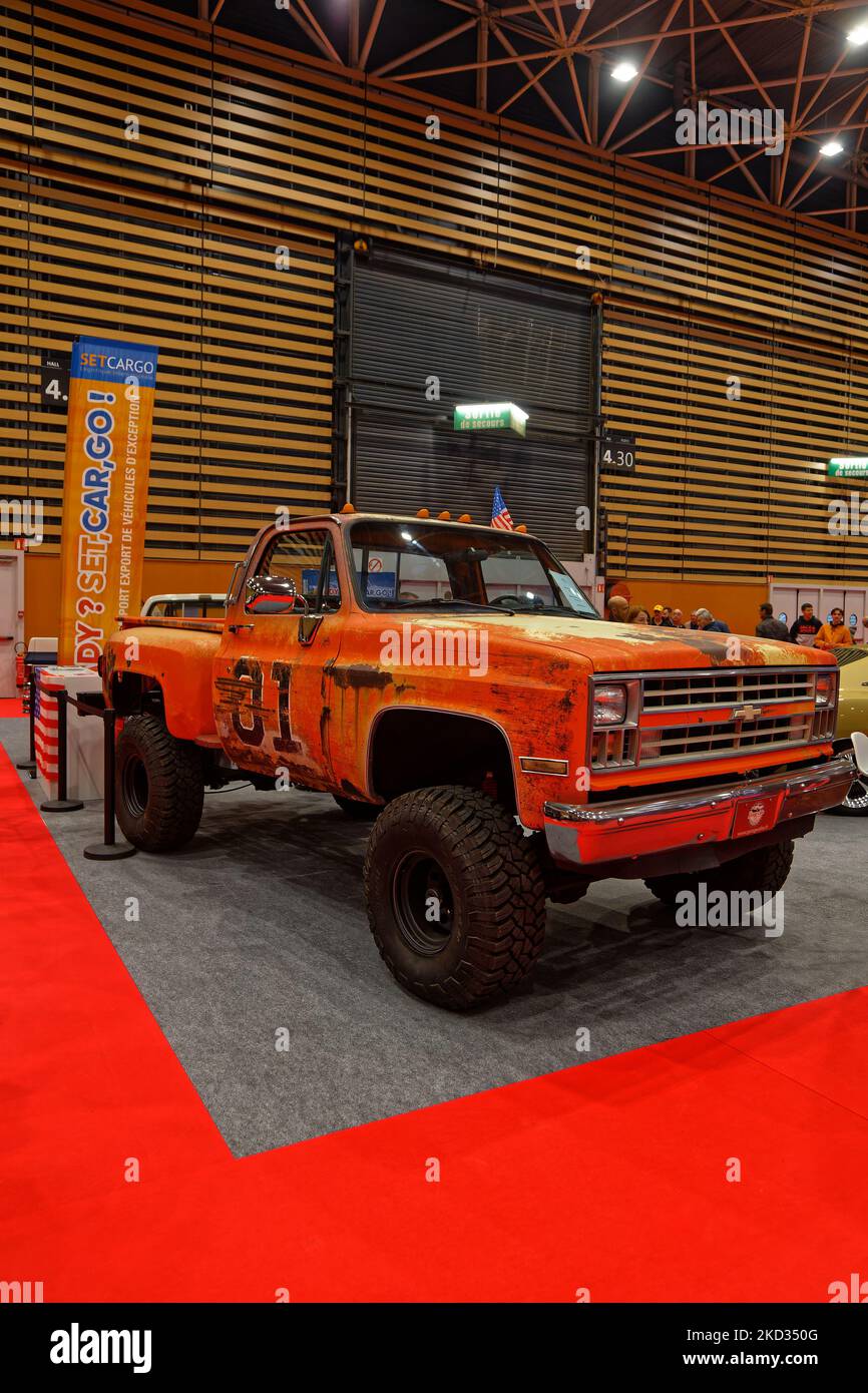 LYON, FRANCE, 4 novembre 2022 : 1985 Chevrolet K1500 Stepside au salon annuel de l'automobile Epoq'Auto, tenu à Eurexpo avec plus de 70000 visiteurs. Banque D'Images