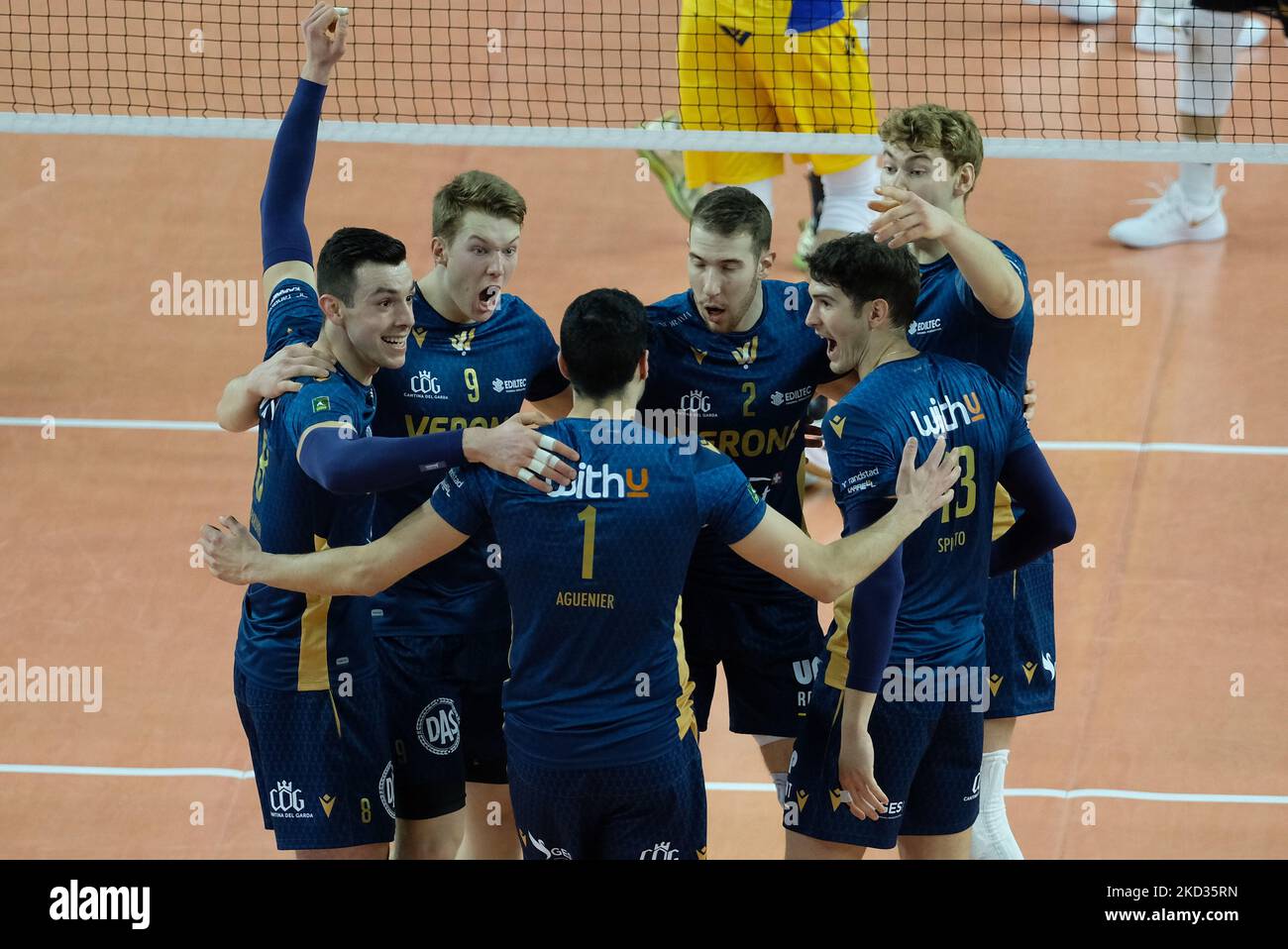 Verona Volley célèbre le point. Pendant le volleyball italien Serie A Men SuperLeague Championship NBV Verona vs Leo Shoes Modène on 20 février 2022 au Forum AGSM de Vérone, Italie (photo par Roberto Tommasini/LiveMedia/NurPhoto) Banque D'Images