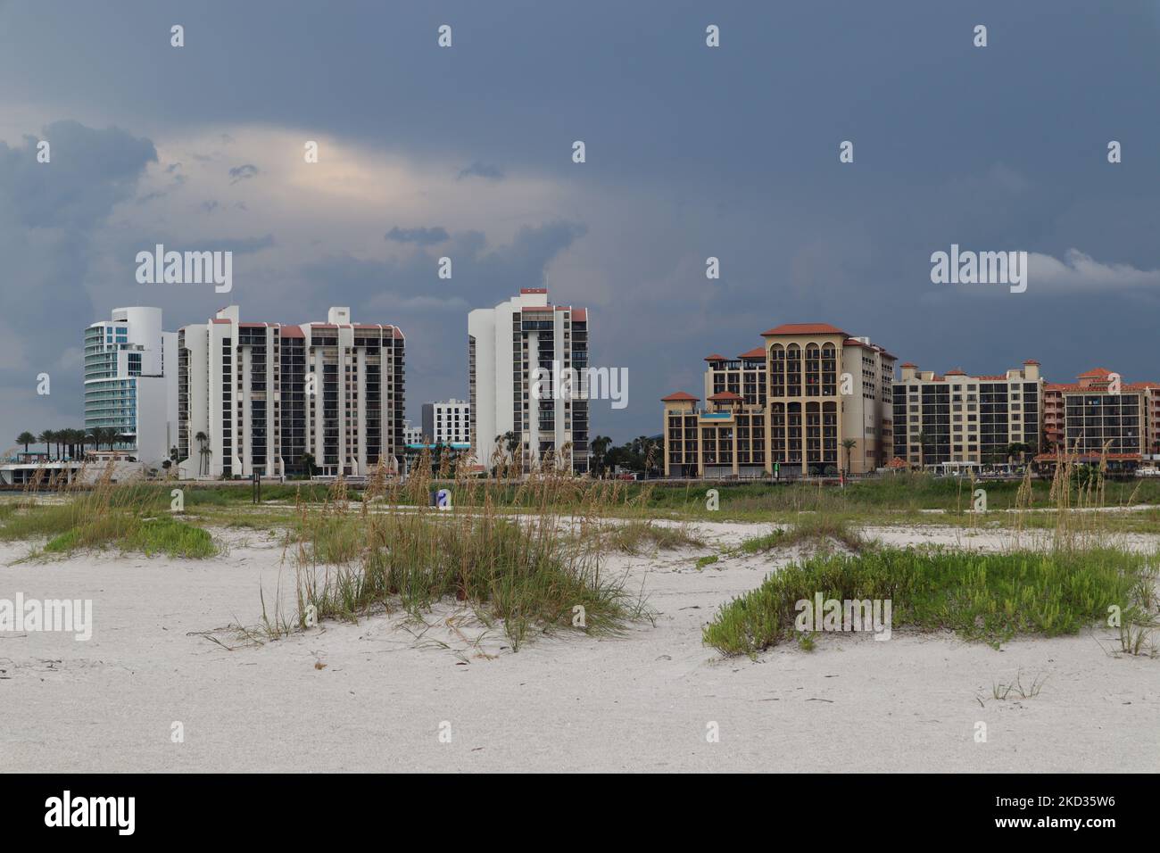 Un beau paysage de plage avec des bâtiments résidentiels dans le centre de Tampa Banque D'Images