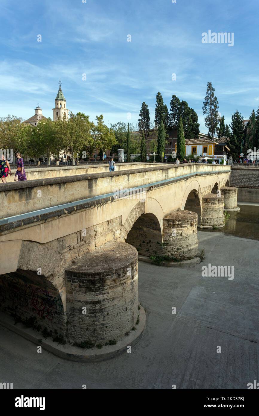 Grenade, Espagne - 28 octobre 2022: Puente romano le pont romain de Grenade Banque D'Images