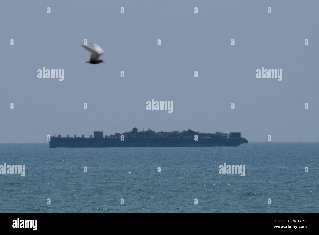 Cette photo montre une opération en cours à enlever, l'épave de MV X-Press bateau de perle près de la plage Kepungoda a été renversé à Colombo sur 21 février 2022 (photo par Akila Jayawardana/NurPhoto) Banque D'Images