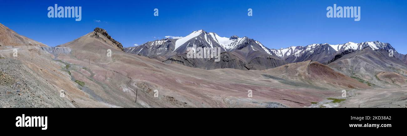 Vue panoramique avec couleurs pastel des montagnes le long de l'autoroute de haute altitude Pamir à Ak Baital Pass, district de Murghab, Gorno-Badakshan, Tadjikistan Banque D'Images