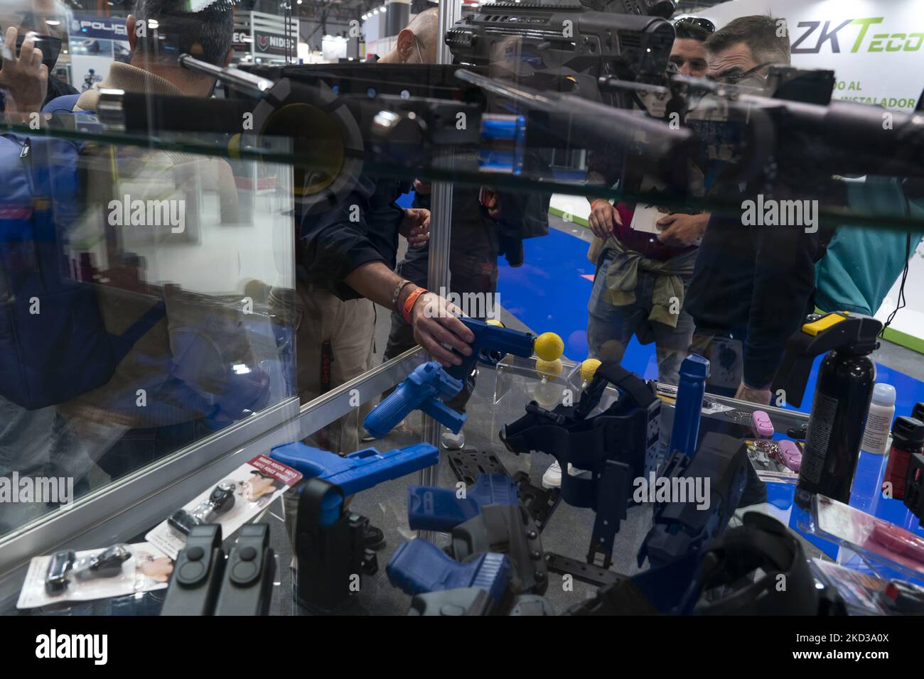 Un vendeur montre aux visiteurs différents pistolets au salon international de la sécurité SICUR 2022 qui a ouvert aujourd'hui à Madrid (Espagne). (Photo de Joaquin Gomez Sastre/NurPhoto) Banque D'Images