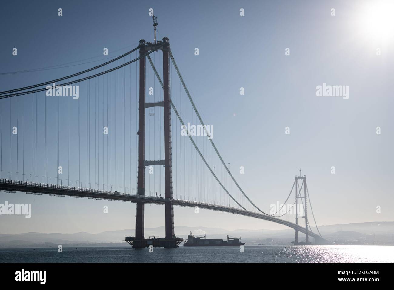 Le 19 février 2022, le nouveau pont traversant le détroit de Dardanelles approche de son achèvement et de son inauguration sur 18 mars à Canakkale, en Turquie. Sa construction permettra d'accéder aux ruines historiques de la région et à de nombreux monuments de bataille et de soldats tombés de Gallipoli, attirant de nouveaux visiteurs, le tourisme et les routes commerciales vers la région. (Photo de Diego Cupolo/NurPhoto) Banque D'Images