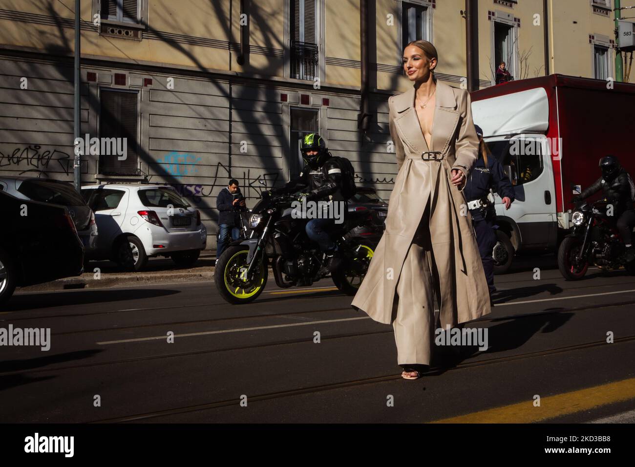Leonie Hanne arrive au spectacle de mode de Fendi pendant la semaine de mode de Milan automne/hiver 2022/2023 sur 23 février 2022 à Milan, Italie. (Photo par Mairo Cinquetti/NurPhoto) Banque D'Images